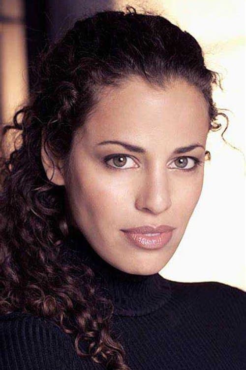 Athena Karkanis, intérprete da agente Lindsey Perez