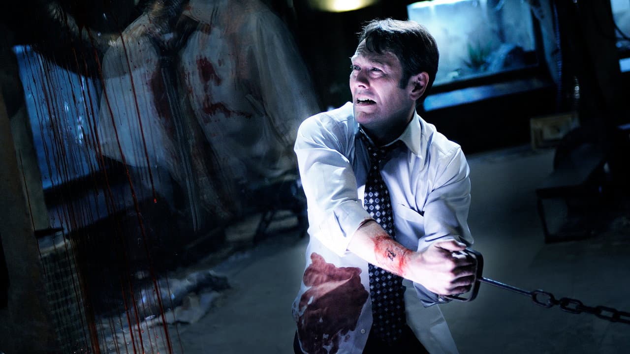 William Easton acorrentado em cena de Jogos Mortais VI (2009)