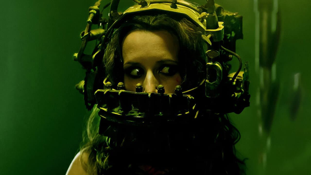 Amanda Young com a Armadilha de Urso Reversa presa à cabeça, em Jogos Mortais (2004)